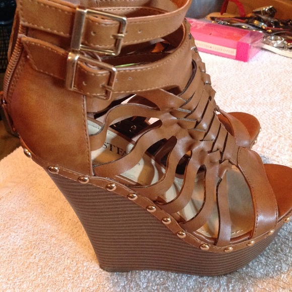 Lady's JustFab platforms and size 7 - Picture 5 of 6